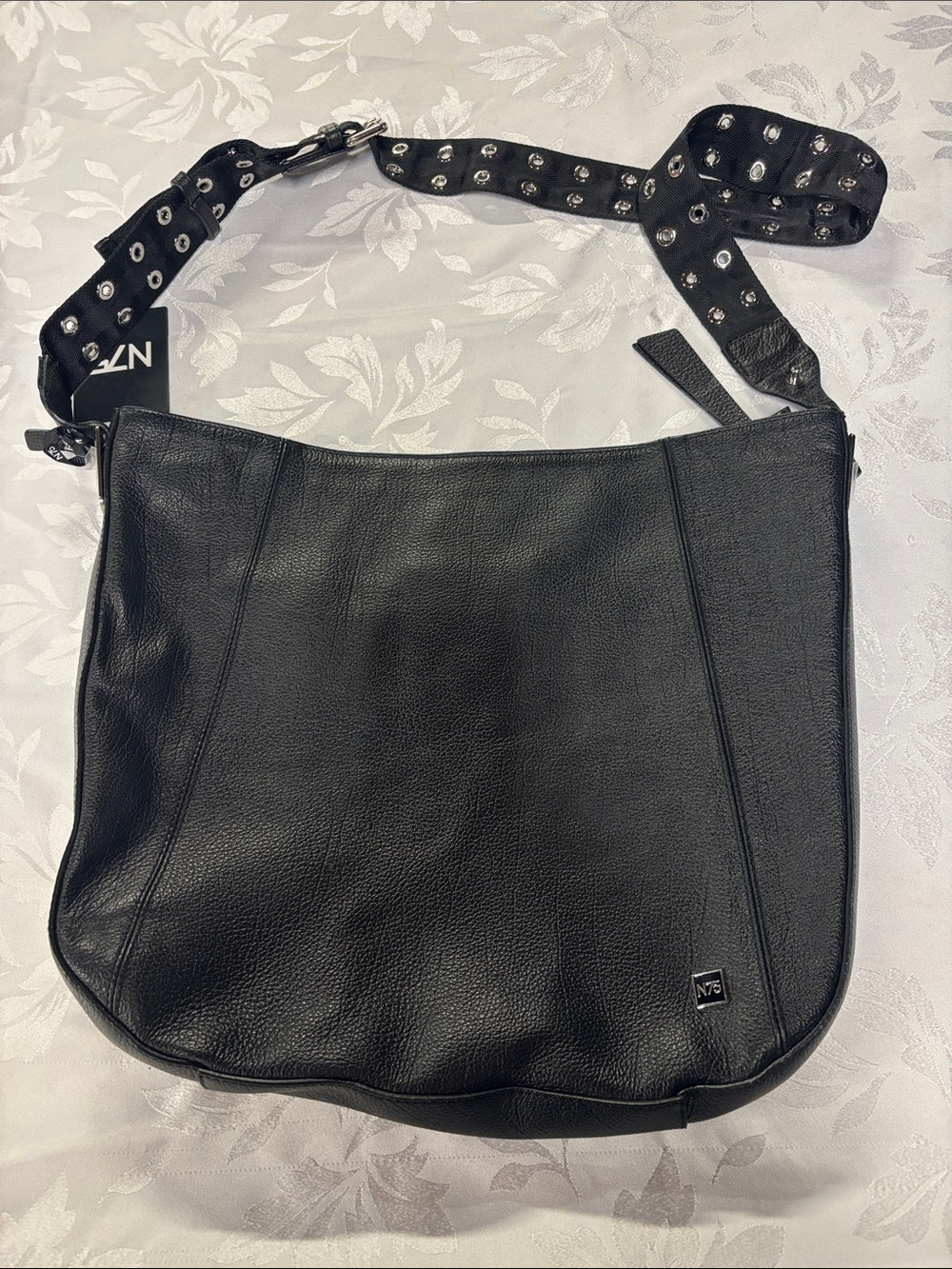 NWT leather crossbody bag with silver rivets n75, silver zipperbac